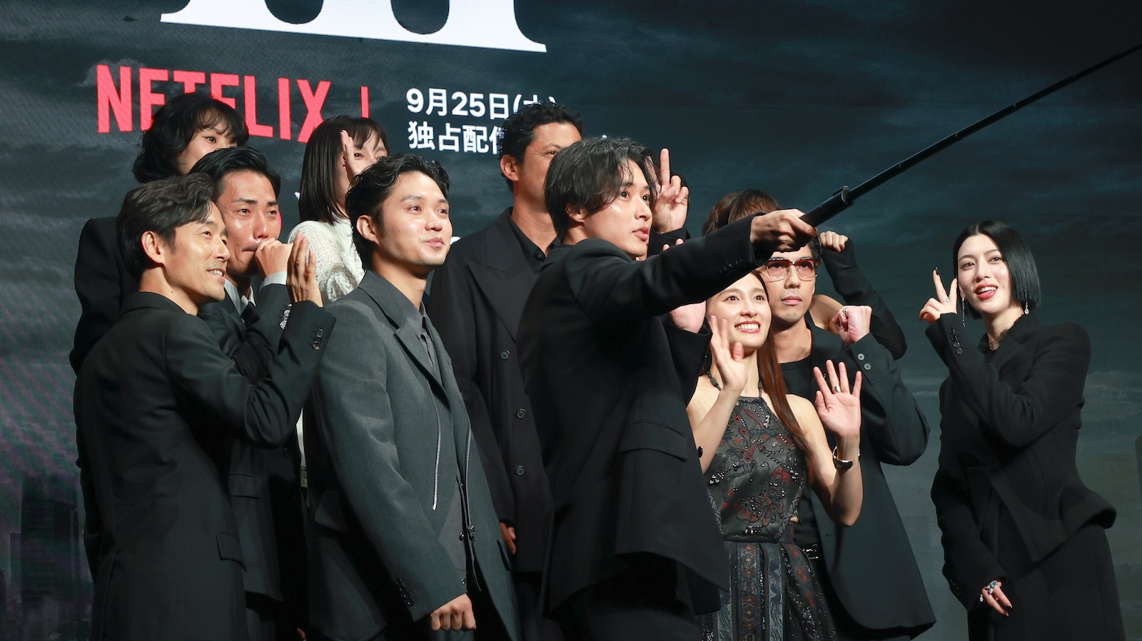 Netflixシリーズ『今際の国のアリス』グローバルファンイベントに登壇した山﨑賢人、土屋太鳳、磯村勇斗、三吉彩花、毎熊克哉、須藤理彩、池内博之、玉城ティナ、醍醐虎汰朗、玄理、吉柳咲良、賀来賢人、佐藤信介監督