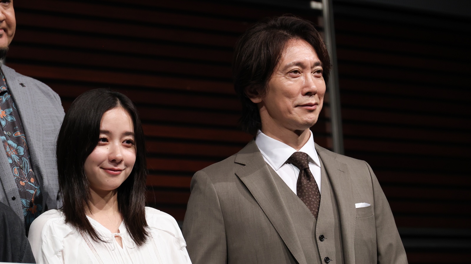 7月期日曜ドラマ『一次元の挿し木』の制作発表記者会見に登壇した堀田真由と佐々木蔵之介
