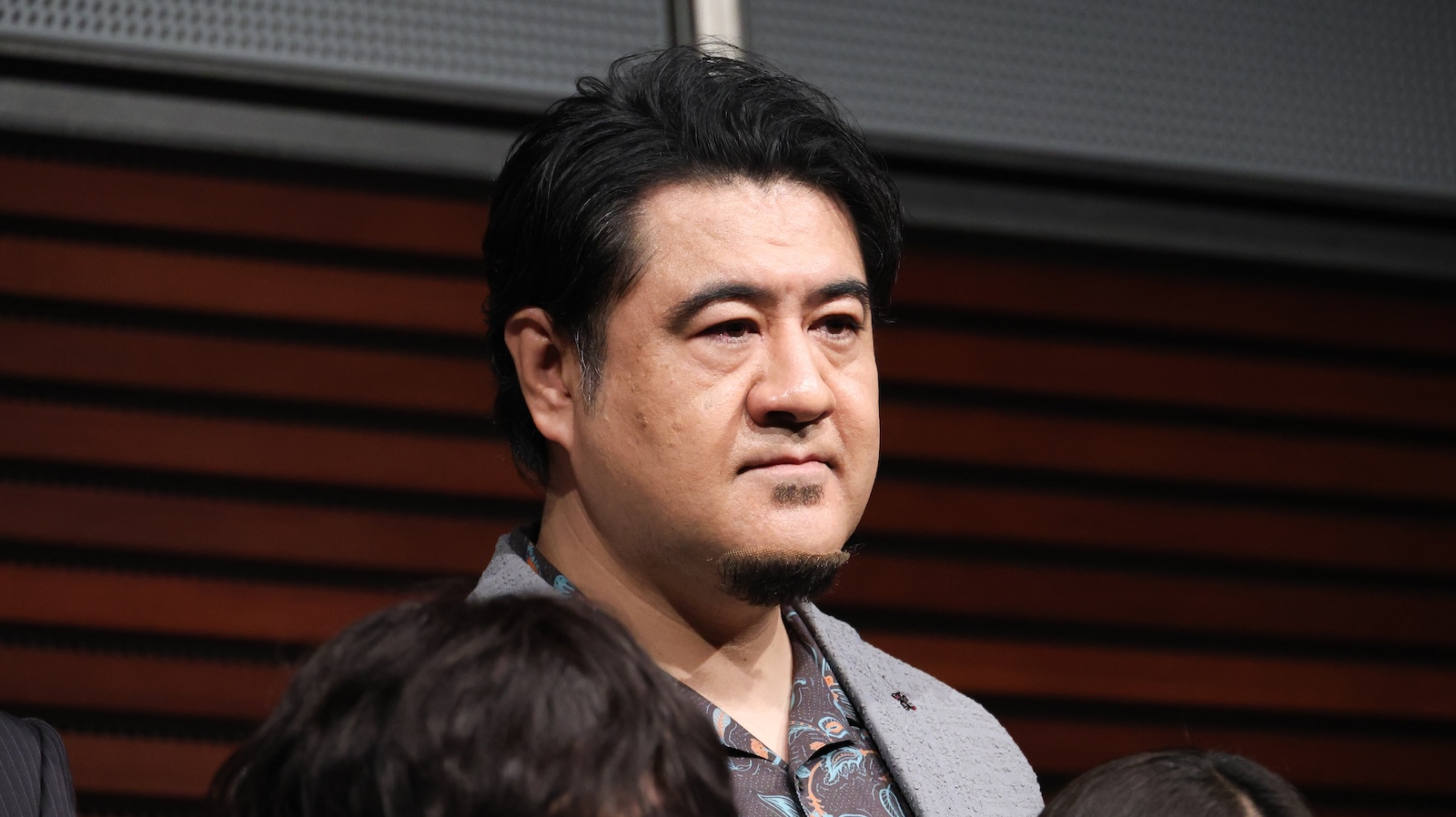7月期日曜ドラマ『一次元の挿し木』の制作発表記者会見に登壇した小手伸也