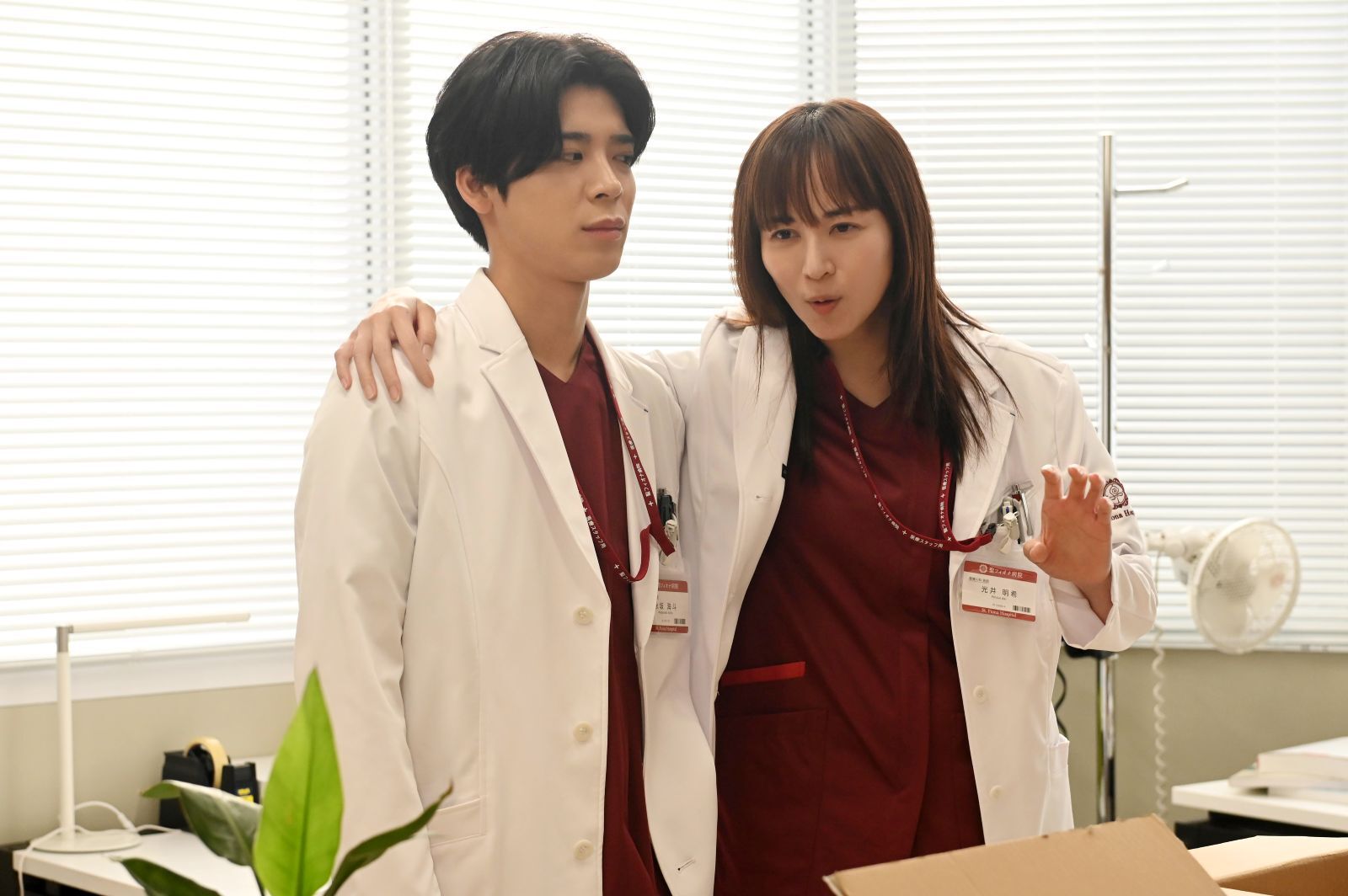 比嘉愛未と松島聡（timelesz）の写真