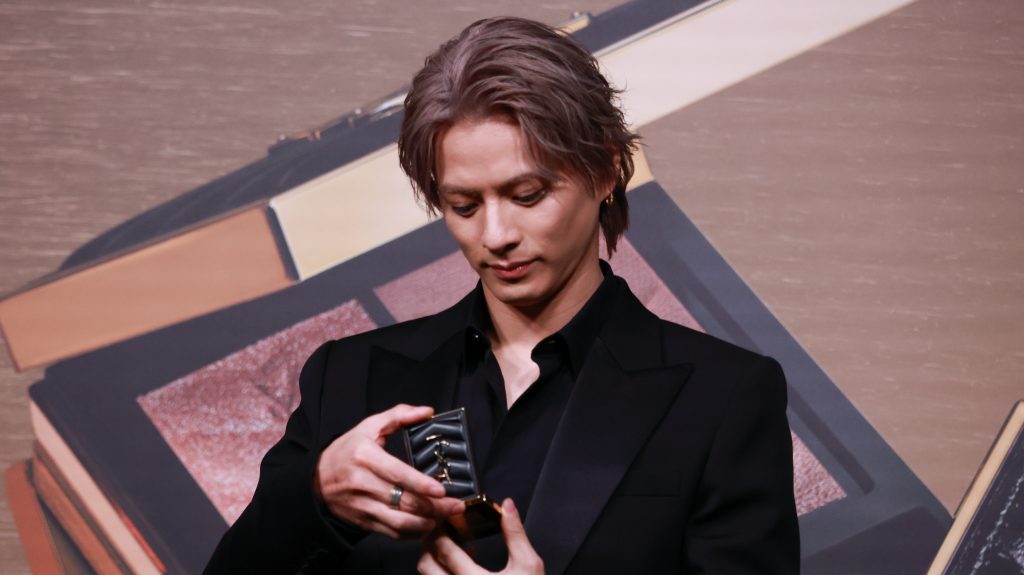 平野紫耀 「すごいみんな…（笑）」クールなフォトセッション中に思わず