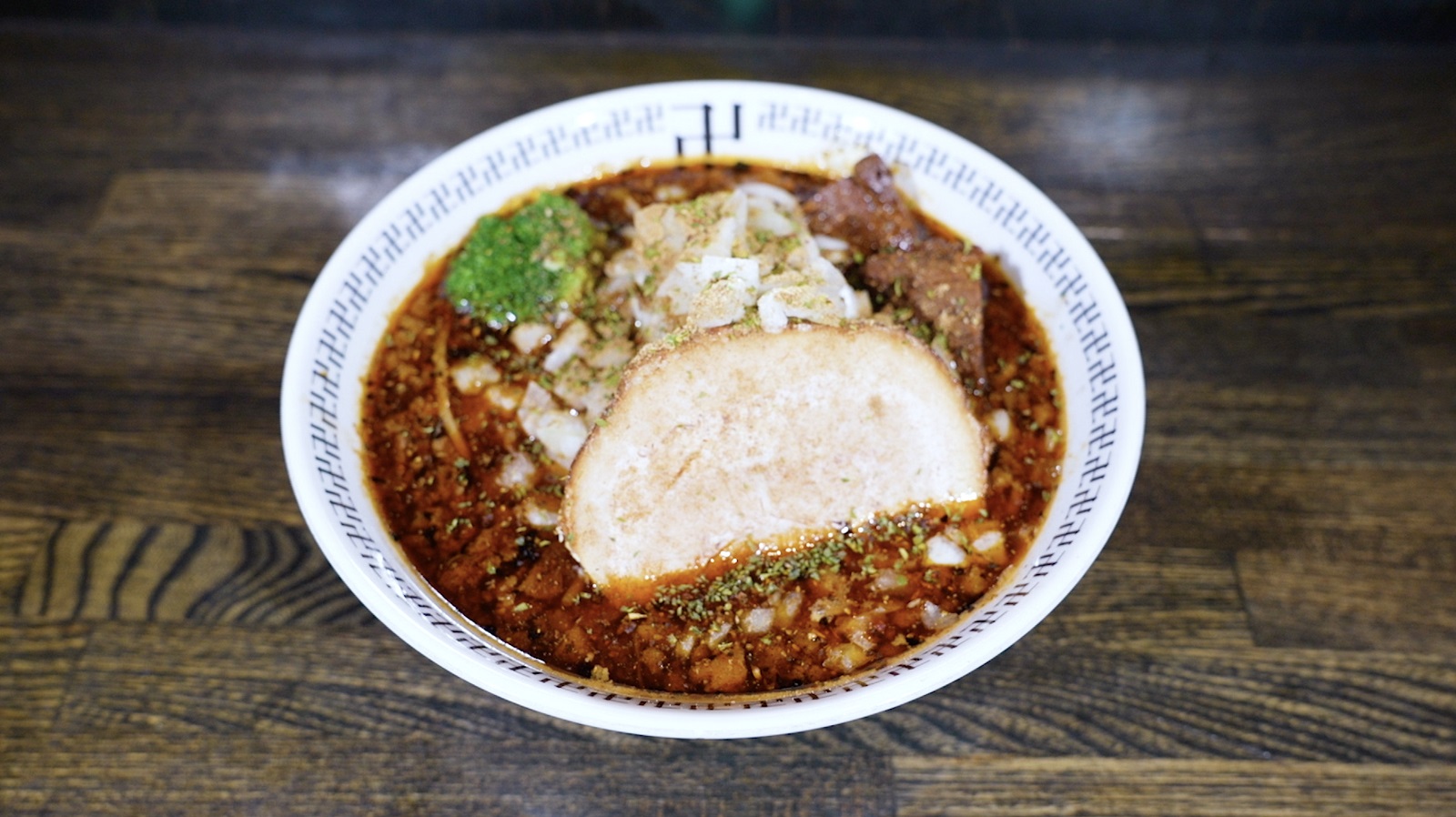 タマネギたっぷりのスパイス・ラー麺の写真