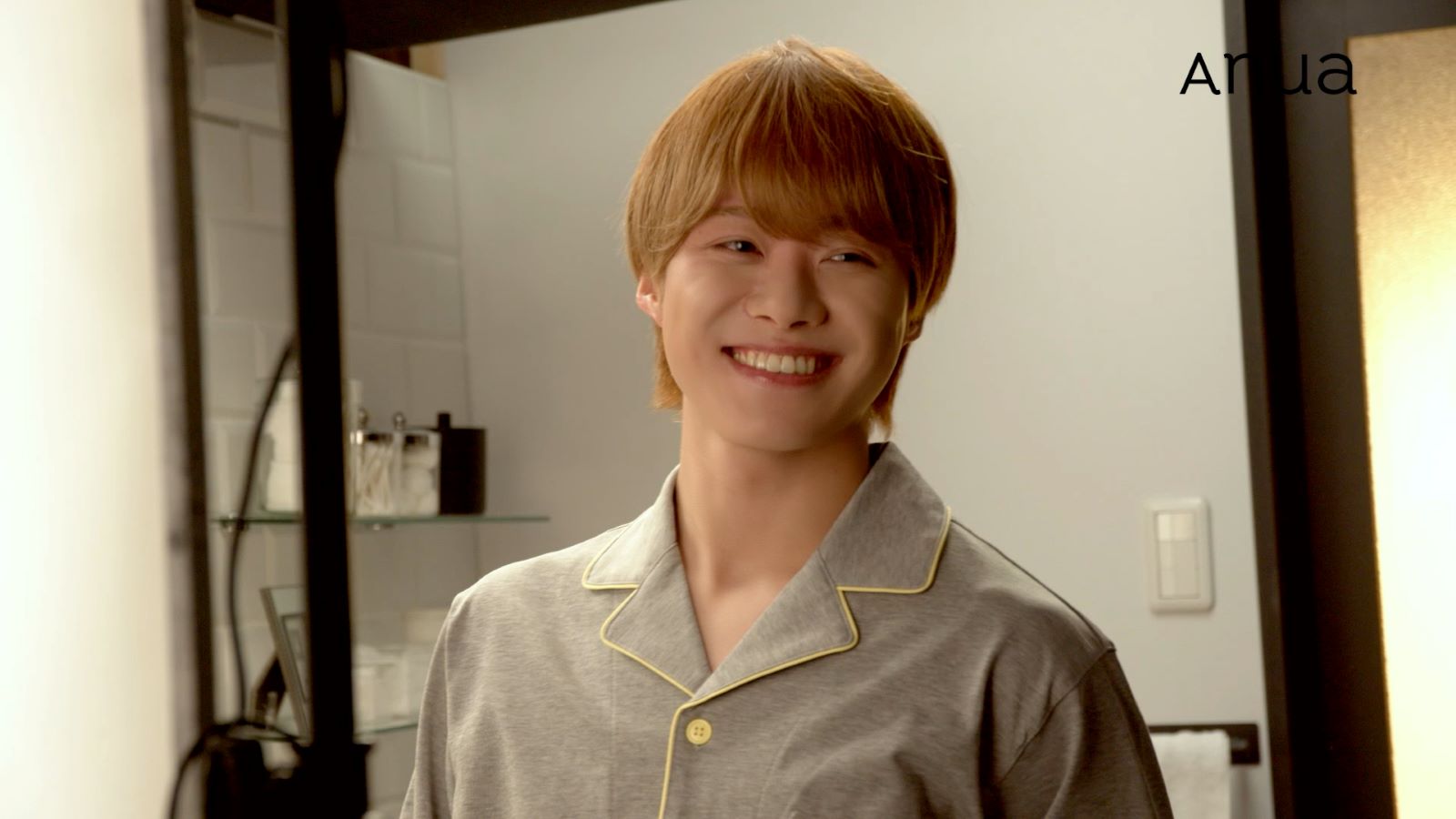 なにわ男子・大橋和也がパジャマ姿で登場！「見つめすぎ」ベッドの上で