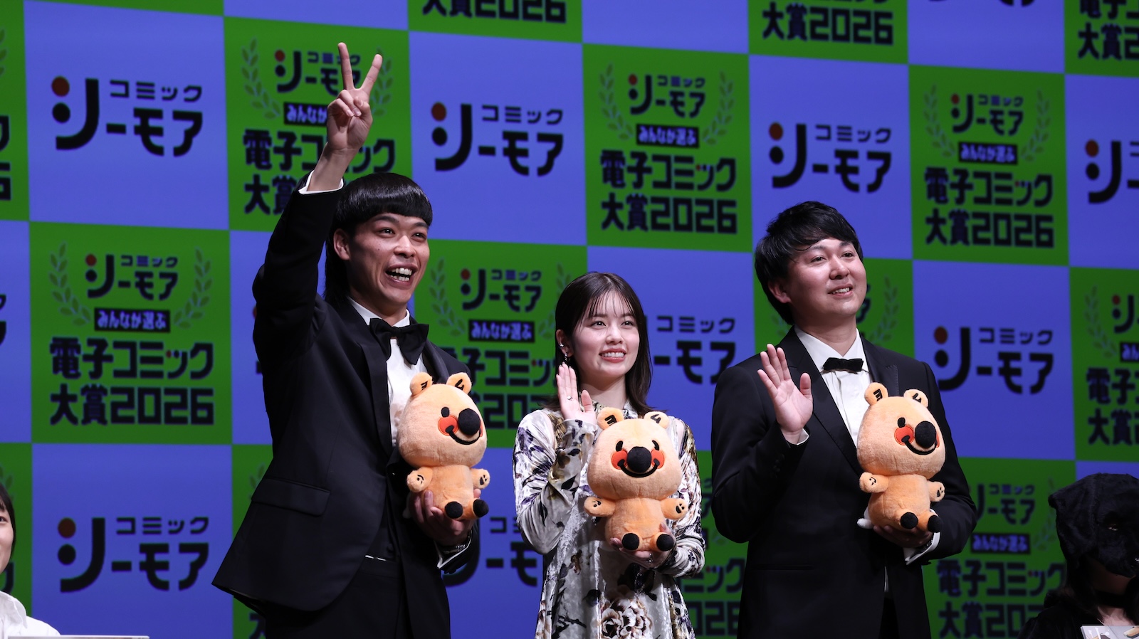 『みんなが選ぶ 電子コミック大賞 2026』授賞式に登壇したバッテリィズ、小芝風花