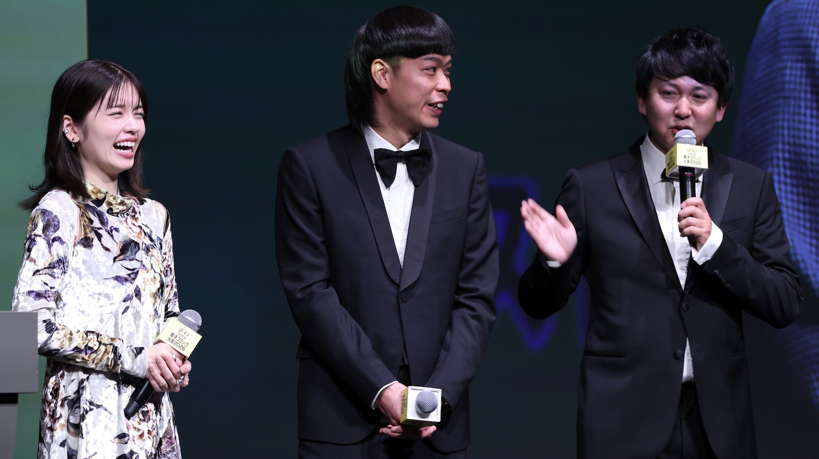 『みんなが選ぶ 電子コミック大賞 2026』授賞式に登壇したバッテリィズ、小芝風花