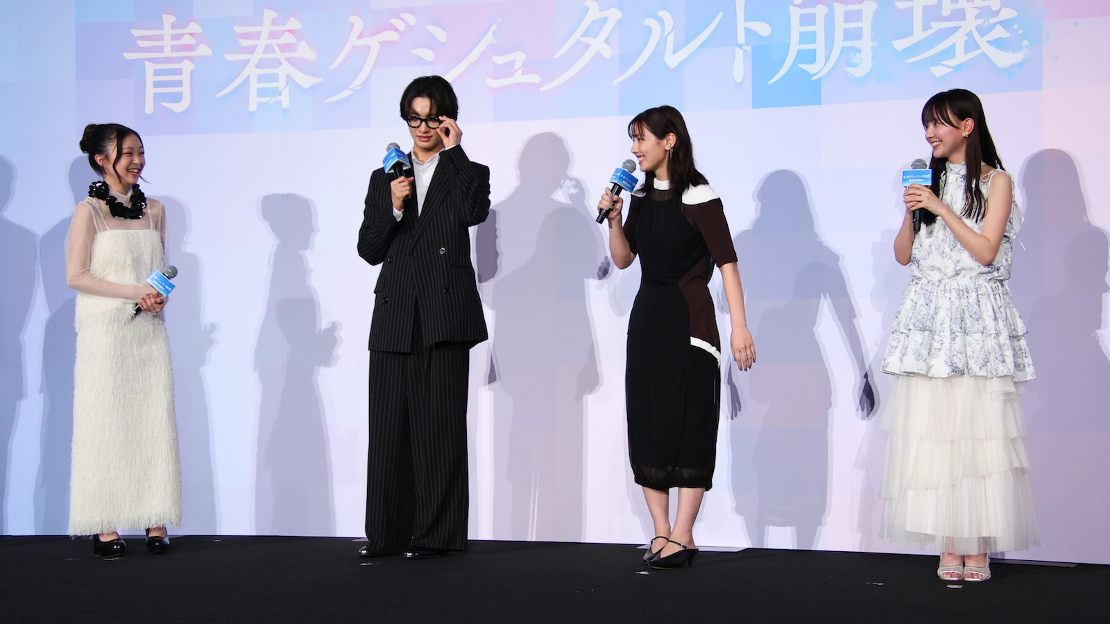  映画『青春ゲシュタルト崩壊』の初日舞台挨拶に登壇した新井美羽、佐藤新（IMP.）、渡邉美穂、河村ここあ