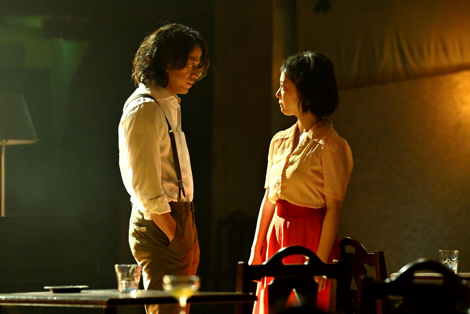 中村八大役・岡田准一とアリス役・上白石萌音