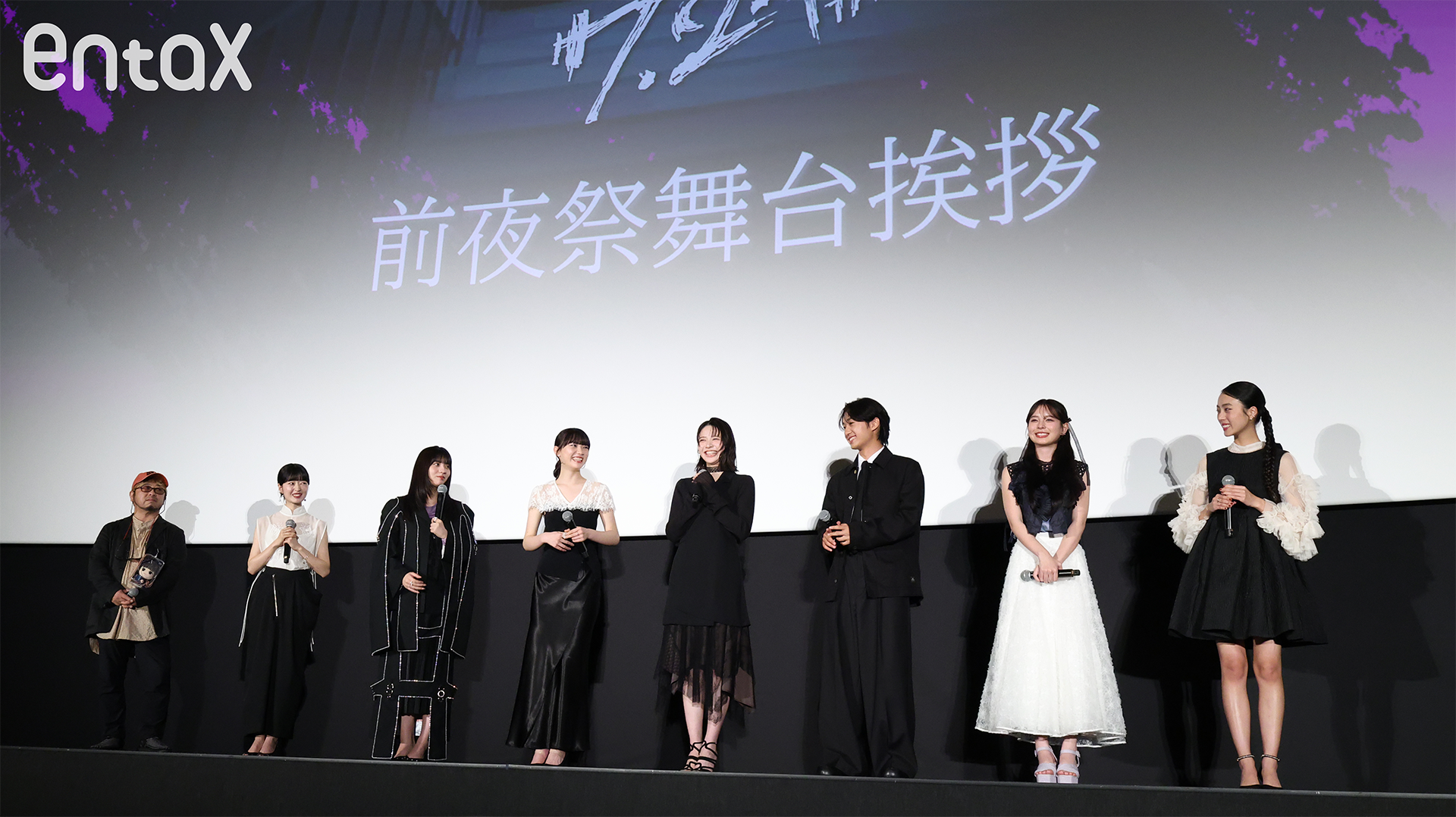 映画『だぁれかさんとアソぼ?』公開前夜祭に登場した(左から)清水崇監督、穂紫朋子、向井怜衣、星乃あんな、鎮西寿々歌、大西利空、小國舞羽、室はんな