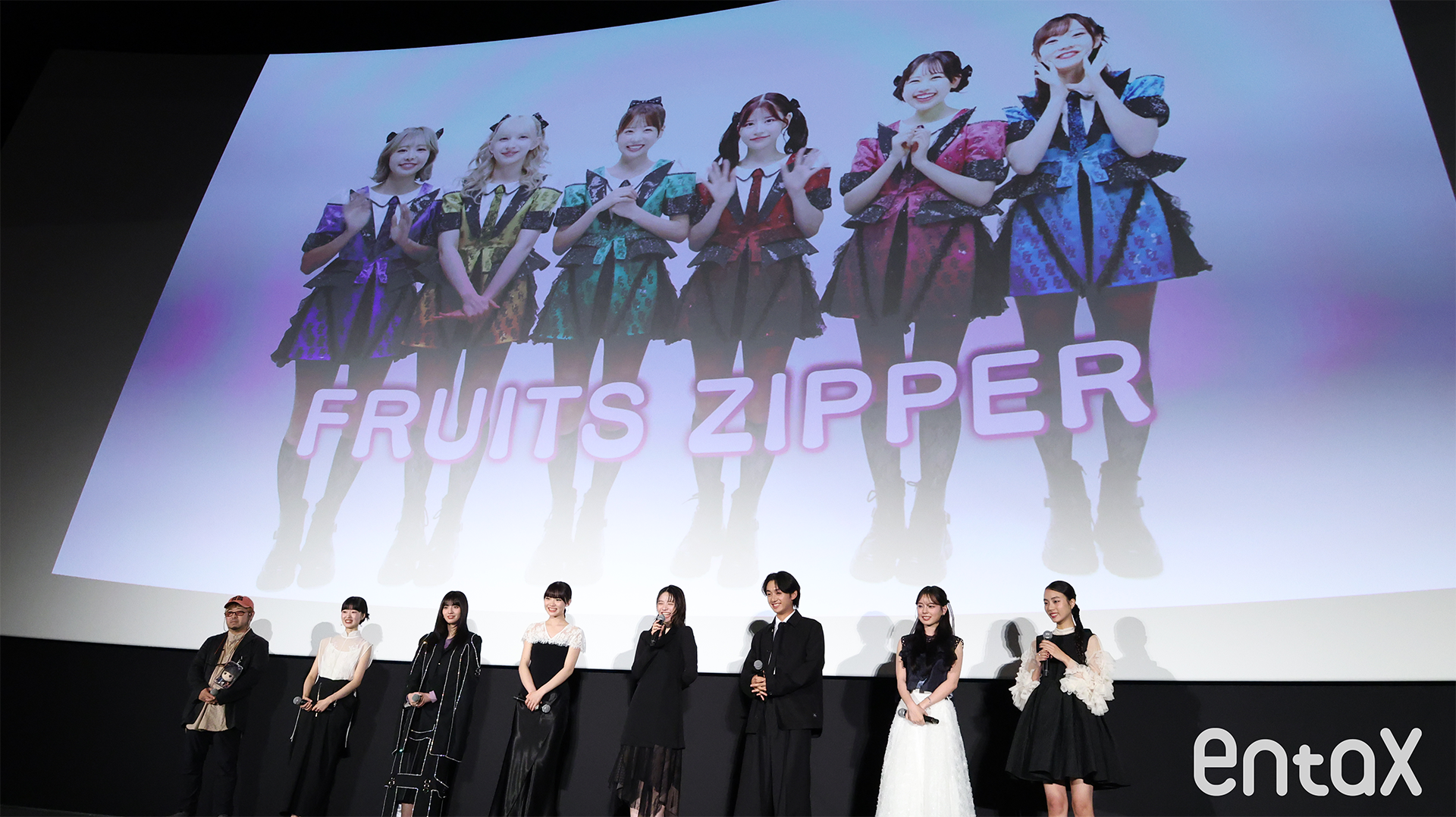 スクリーン上に現れ鎮西にサプライズメッセージを届けるFRUITS ZIPPERメンバー6名