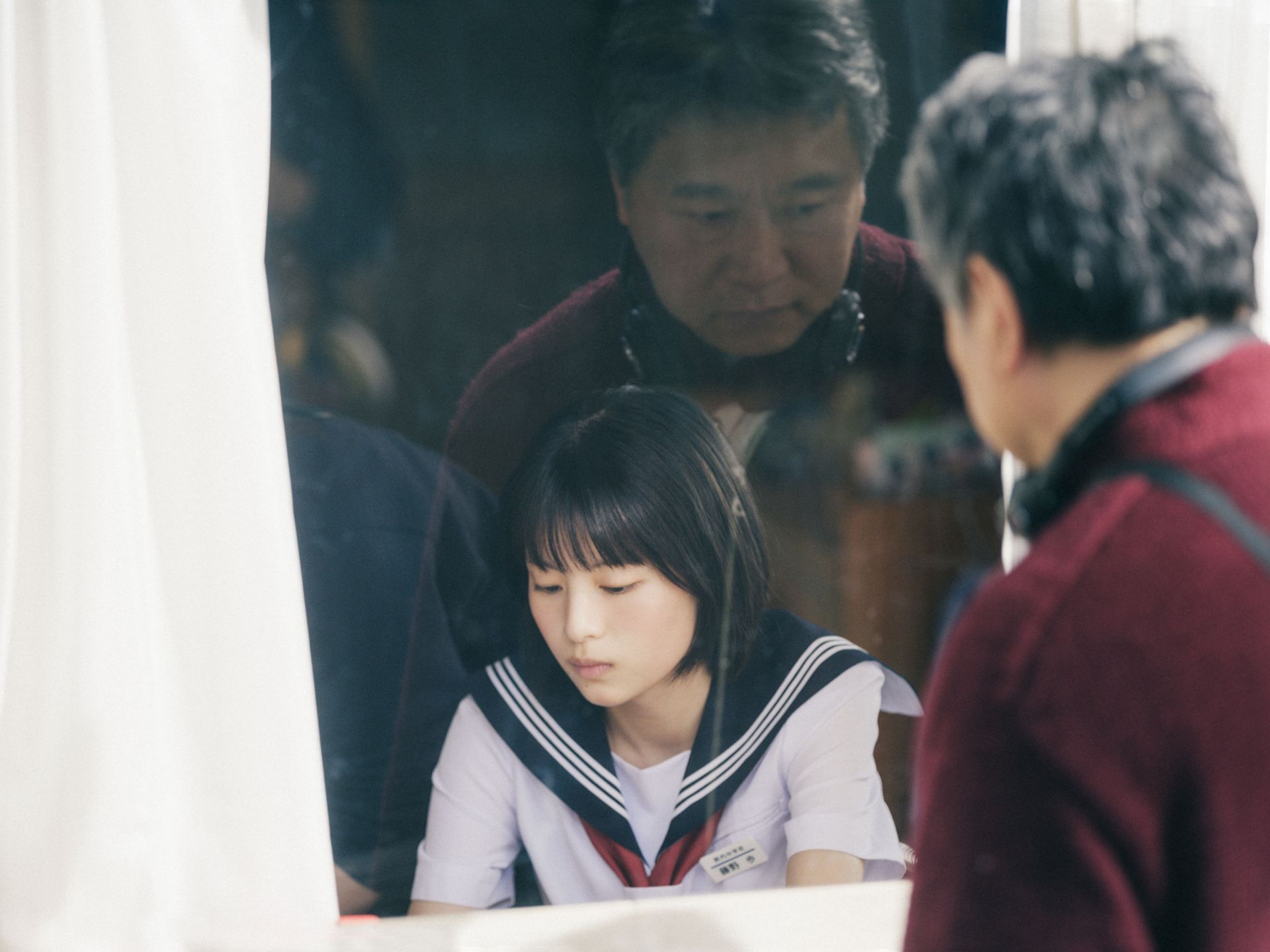 藤野役・出口夏希と是枝監督の写真