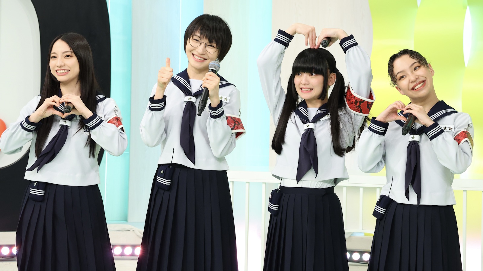 新しい学校のリーダーズ 最新曲TV初披露！パフォーマンス中に山里亮太