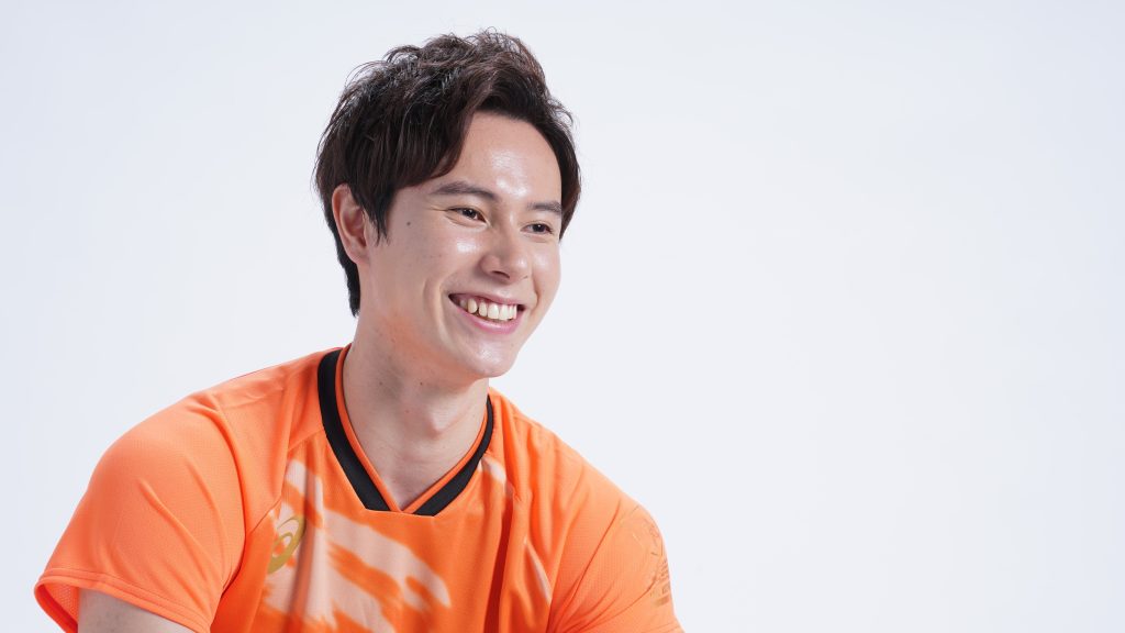 髙橋藍選手の笑顔の写真