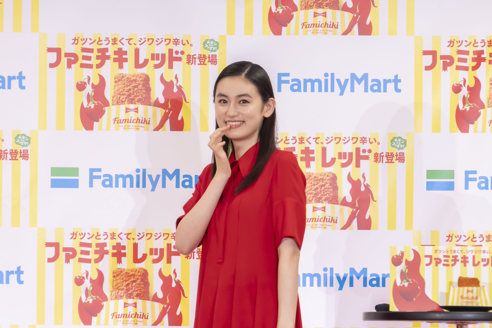 新発売『ファミチキ レッド』の辛（から）さは“約12秒後”にやってくる