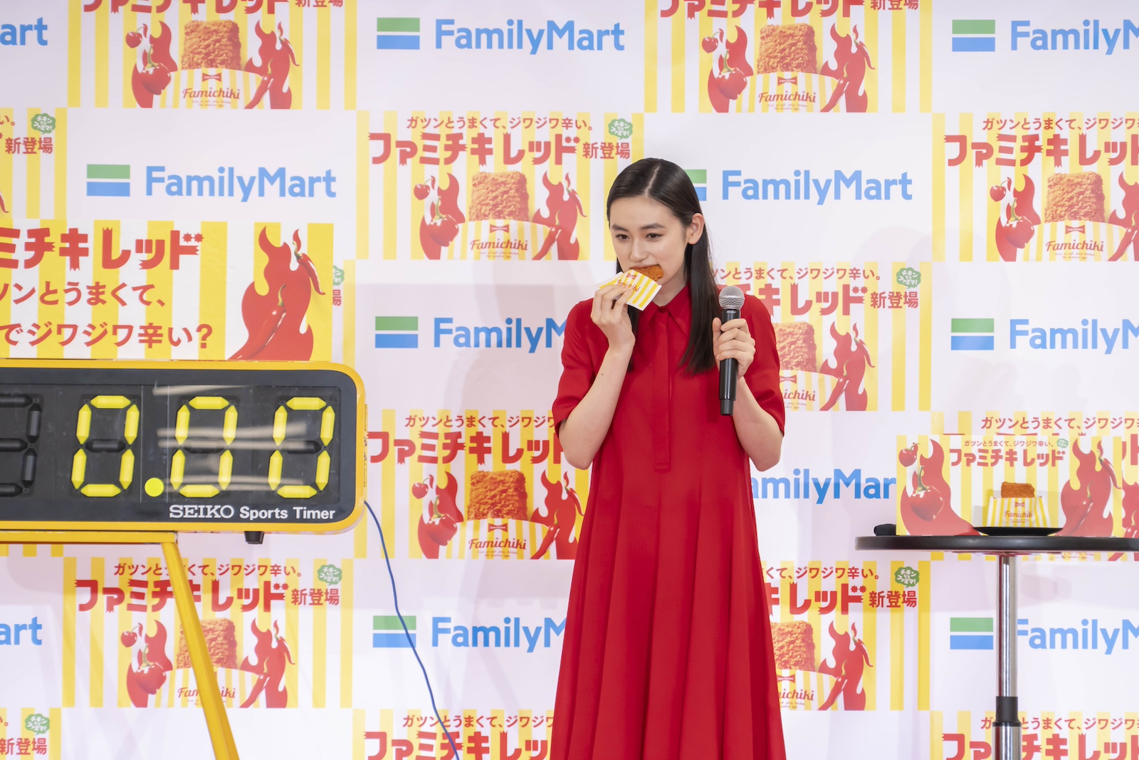 新発売『ファミチキ レッド』の辛（から）さは“約12秒後”にやってくる
