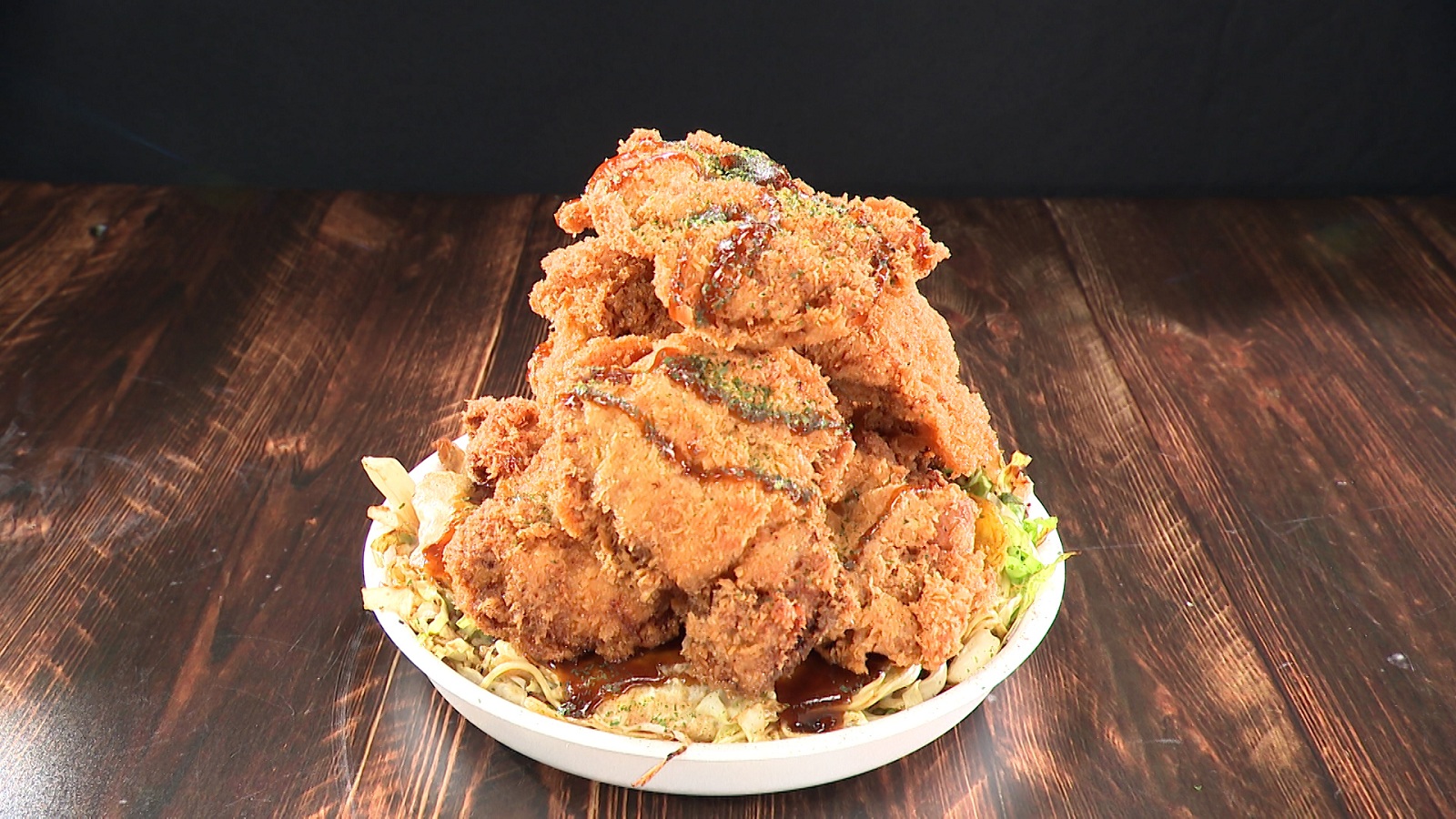 広島のお好み焼きがタワーに！ チキンカツ8枚トッピングで驚異の1300円