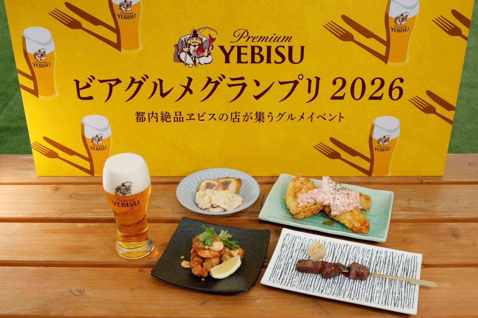 見上愛、自らビールをつぎ“ヱビスに合う一皿”の食レポに挑戦！26歳を