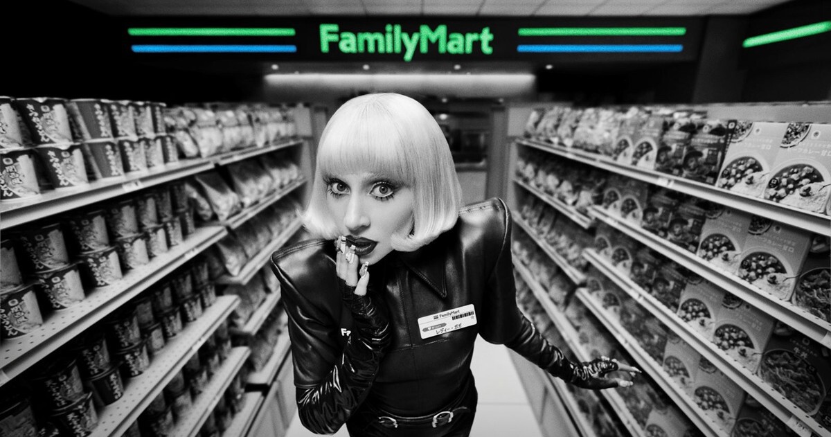レディー・ガガがファミマ店員に！ モップかけもレジ打ちもアドリブで