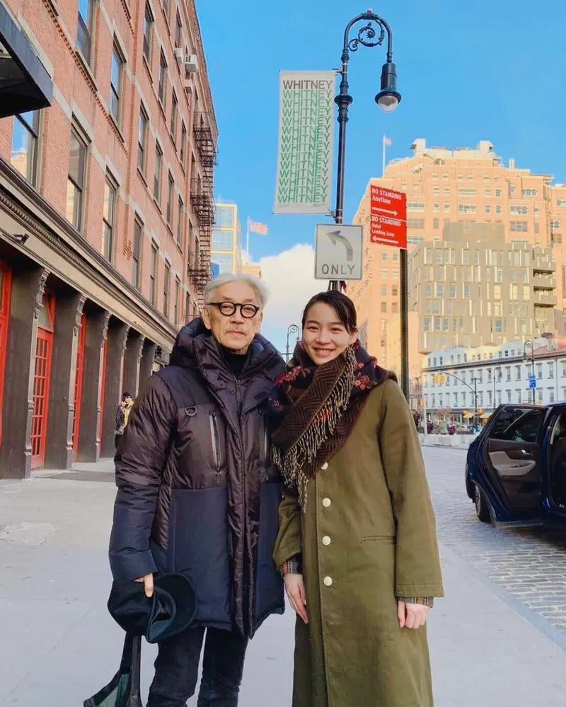 のん 坂本龍一さんとニューヨークでの思い出の写真を公開｜entax（エン