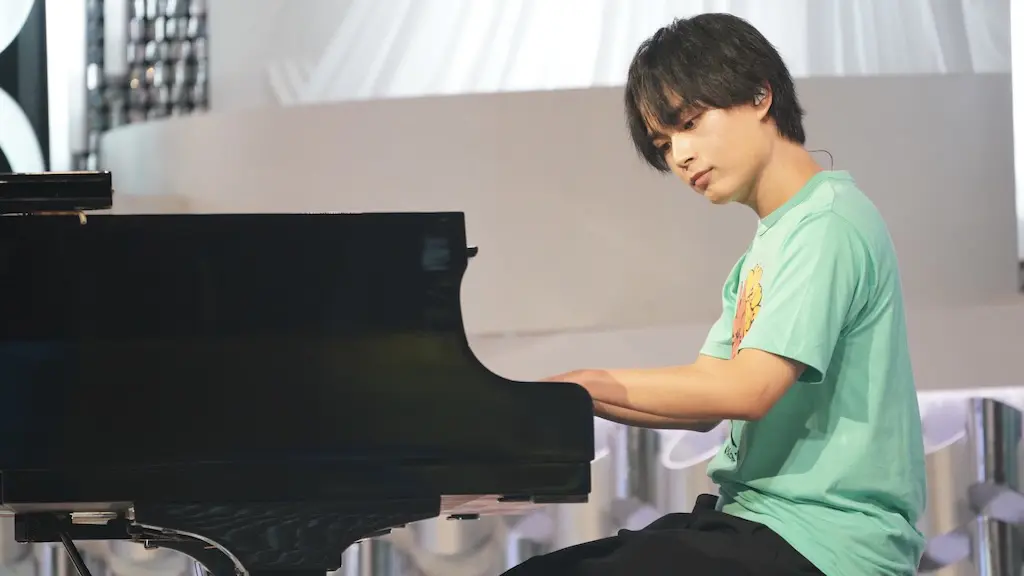 なにわ男子・大西流星がピアノ生伴奏 坂本九さん最後の名曲『心の瞳