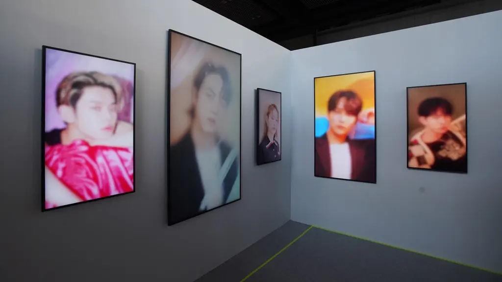 BTS、SEVENTEENなどの写真を500点以上展示！ HYBE LABELSアーティスト7 ...