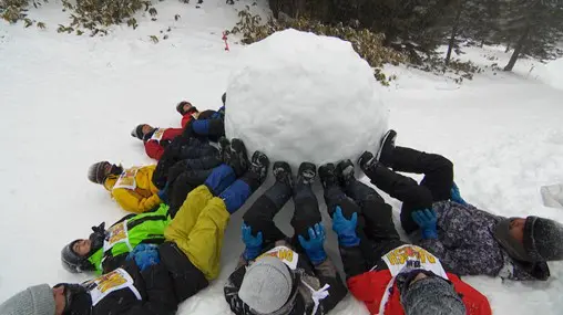 雪 ノーマルタイヤ… こんなことになるとは。助けてください」山地で積雪
