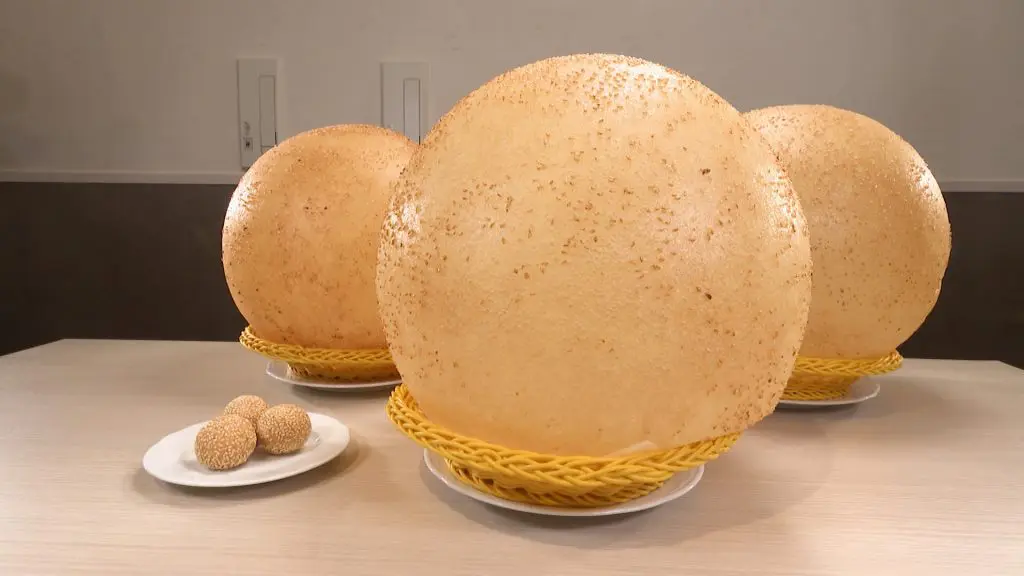 驚きの直径30cm！“超巨大ゴマ団子”のレシピ公開 普通のフライパンで