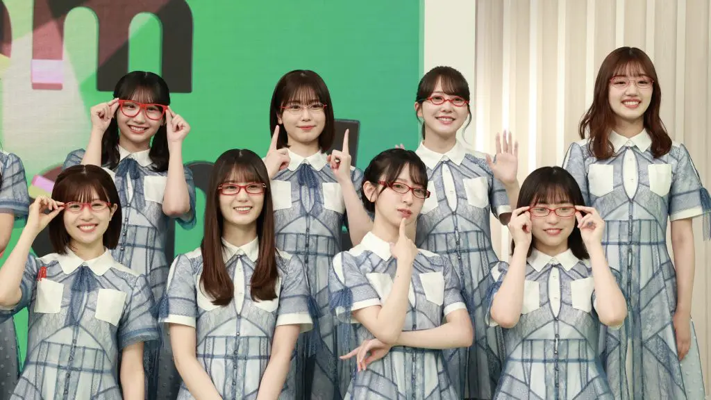 日向坂46が山里亮太をリスペクト！？加藤史帆考案の全員“赤めがね姿”に  