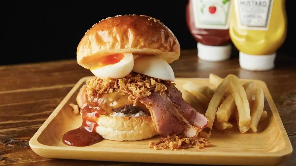 ハンバーガーとフライドポテト バーガーキング「フライドポテト挟んだバーガー」 セットで