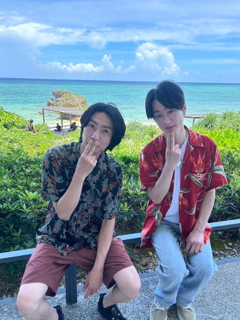 『ヒルナンデス!』で沖縄をドライブするSUPER EIGHT・横山裕と嵐・相葉雅紀の写真