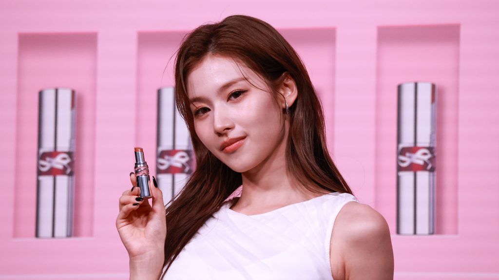 イベントでポーズを取るTWICE・SANA