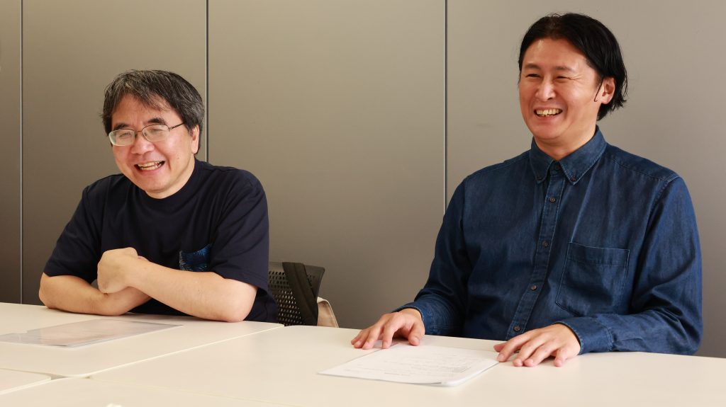 『ばいばい、アース』監督・西片康人(左)と原作者・冲方丁(右)の写真