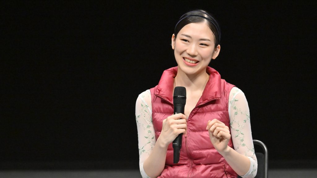 新国立劇場 こどものためのバレエ劇場 2024『人魚姫』~ある少女の物語~の公開リハーサルで意気込みを語る人魚姫役の柴山紗帆 撮影:阿部章仁