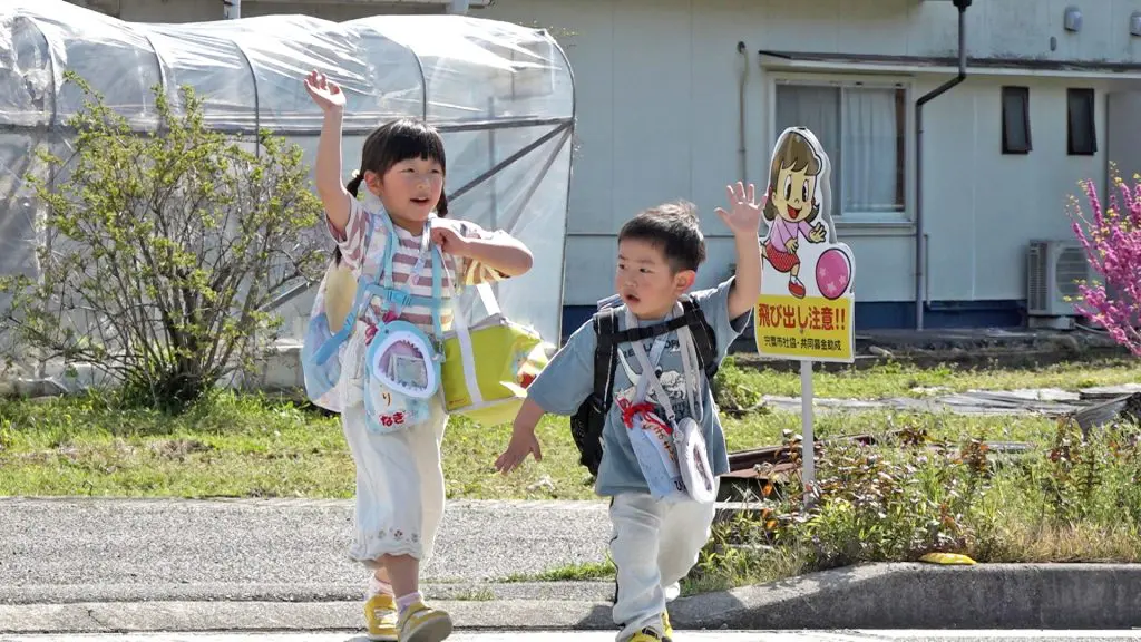 道端で寝始めてしまった3歳の弟…困り果てた5歳姉が思いついた“作戦”と 