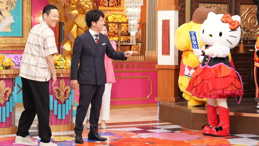 誕生日をお祝いできないと断ったハローキティ(右)に笑いながらツッコむ東野幸治(左)