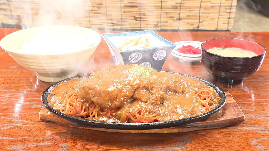 盛らぬは恥！カレーをおぼんで、オムライスをラーメン丼で振る舞う豪快