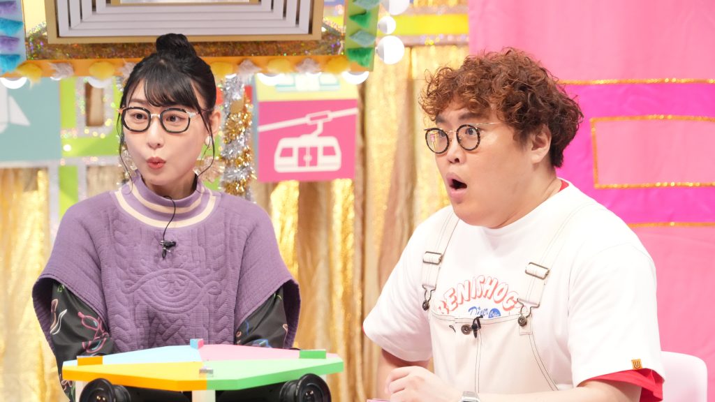 28日(水)日本テレビ系列にて24時29分から放送される『お笑い4コマパーティー ロロロロ』に出演するハシヤスメ・アツコとマユリカ中谷