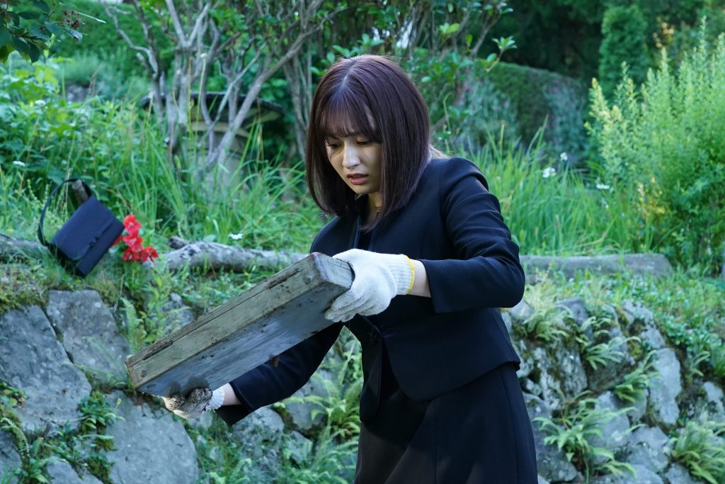 ドラマ『降り積もれ孤独な死よ』第5話の蓮水花音(吉川愛)