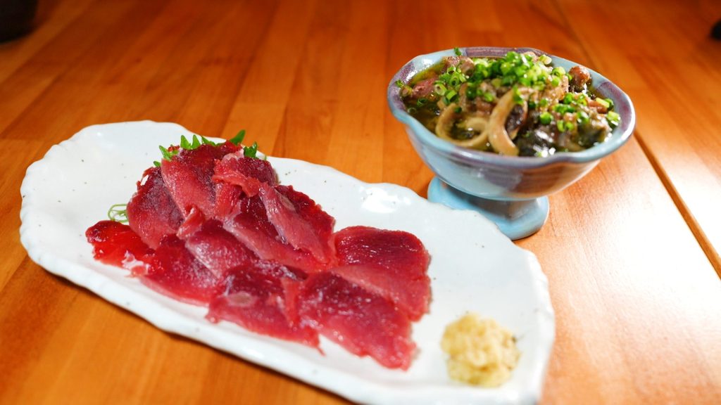 アオウミガメの刺身(手前)と、カメ煮(奥)