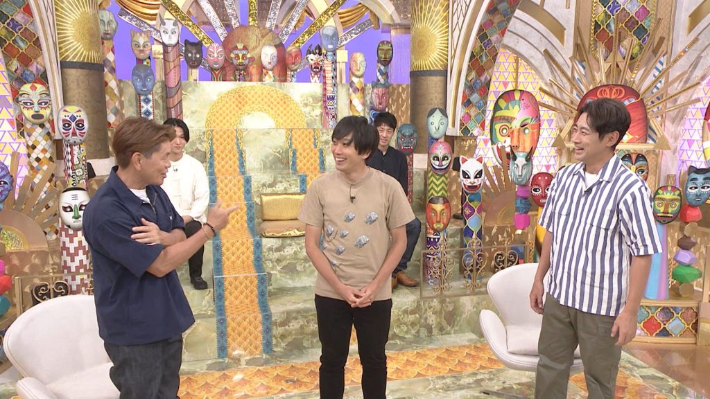 スタジオに登場した新井さん(中央)