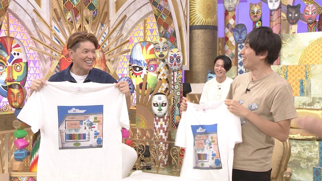 新井さん(右)のお土産のTシャツを「いらねぇし」とツッコんだヒロミ(左)