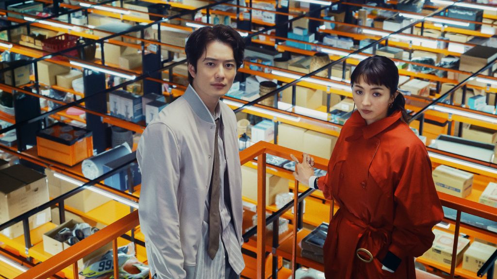 8月23日(金)に公開され大ヒット上映中の映画『ラストマイル』連続爆破事件解決に奔走する主人公を満島ひかりが、コンビ役を岡田将生が務める。