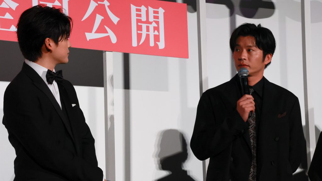 映画『あの人が消えた』の完成披露上映会に登壇した主演の高橋文哉(左)と田中圭(右)