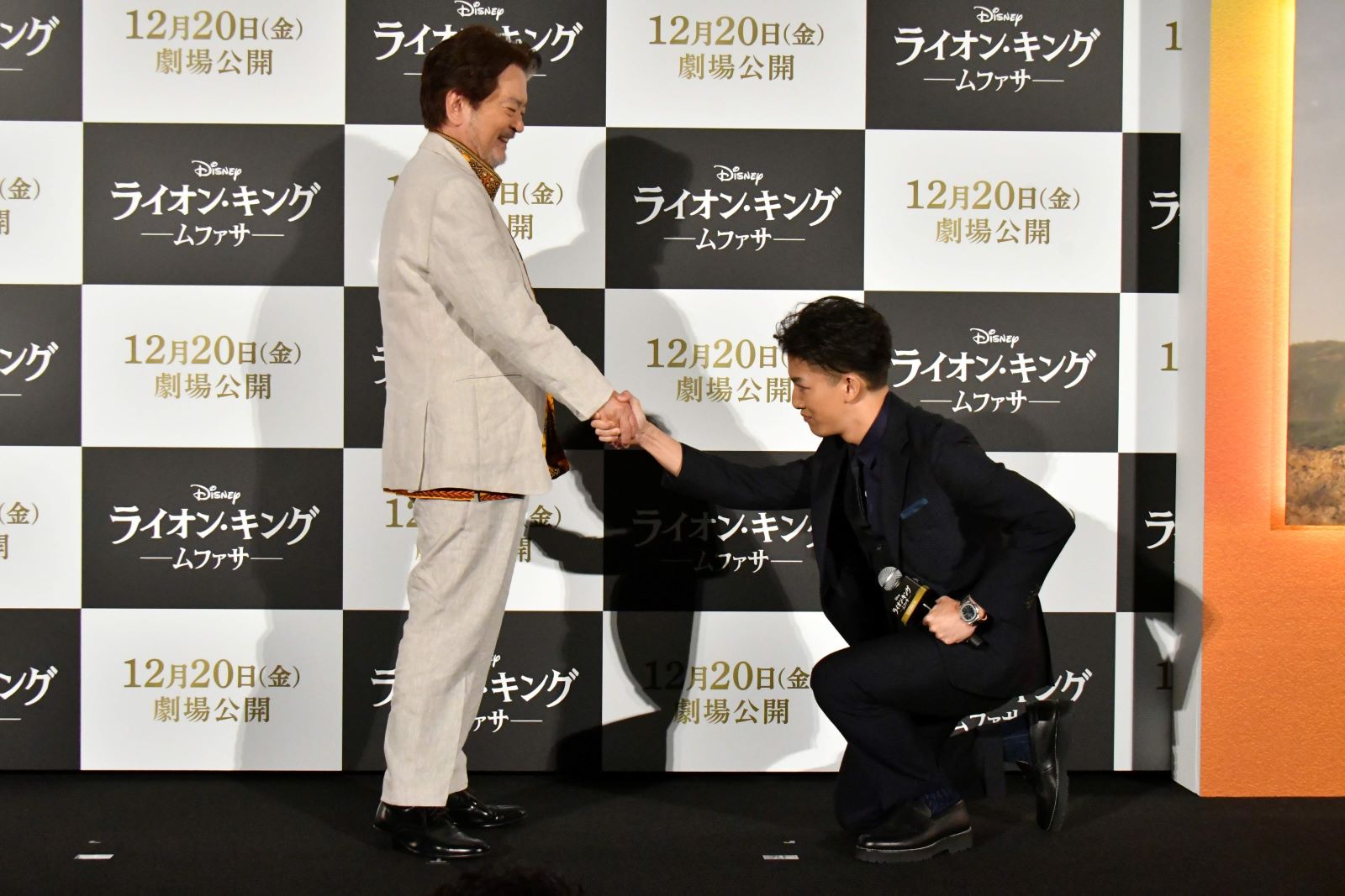 映画『ライオン・キング』30周年舞台あいさつ 最新作で若き日の“ムファサ”の声優を演じる尾上右近(右)がサプライズで登場し、ムファサ王の吹替声優を務めた⼤和⽥伸也(左)が笑顔で迎え入れた