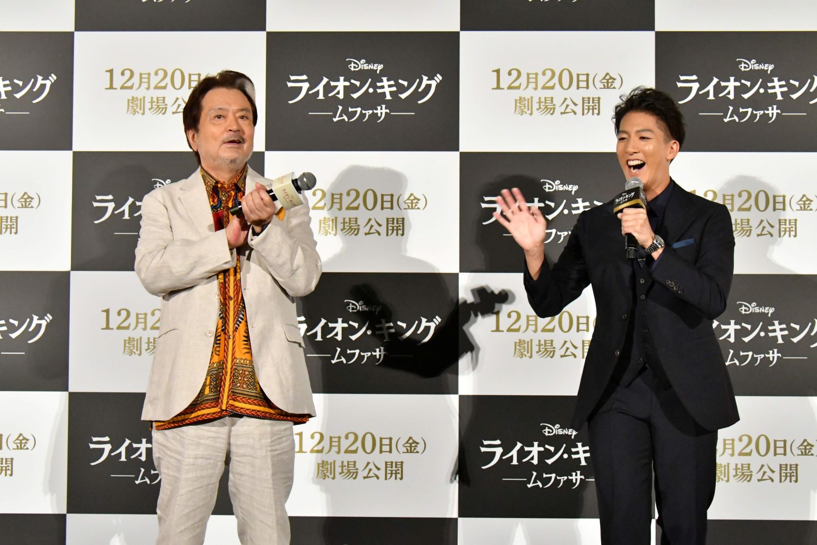 映画『ライオン・キング』30周年舞台あいさつ ムファサ王の吹替声優を務めた⼤和⽥伸也(左)と、最新作で若き日の“ムファサ”の声優を演じる尾上右近(右)