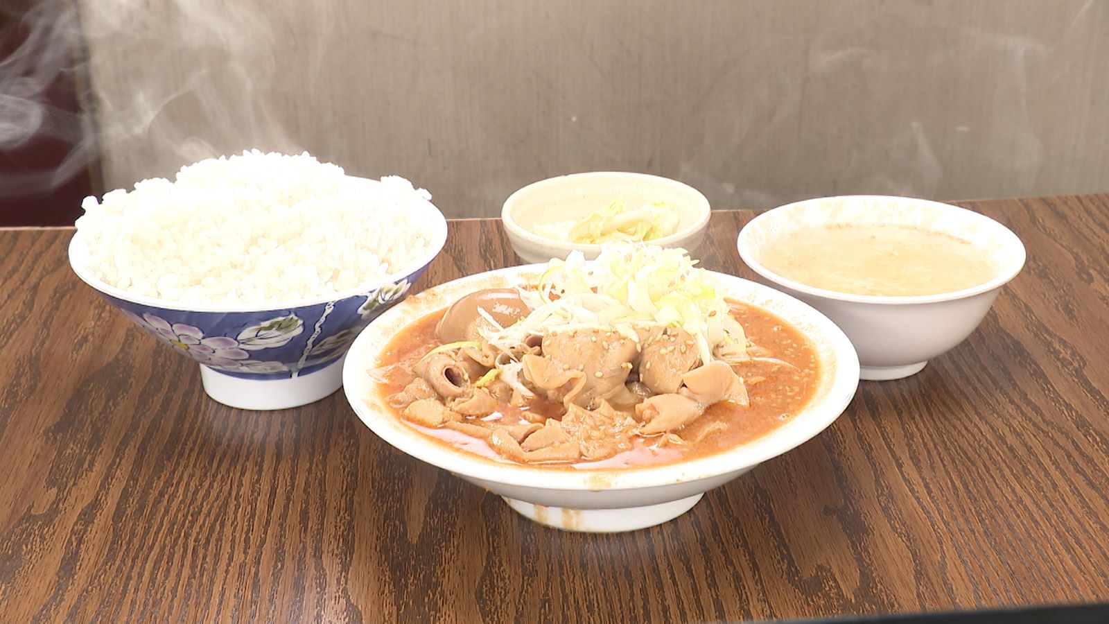 10月1日放送『ヒューマングルメンタリー オモウマい店 2時間SP』茨城県牛久市の『とん平食堂』ごはん普通盛りのもつ煮定食(750円)