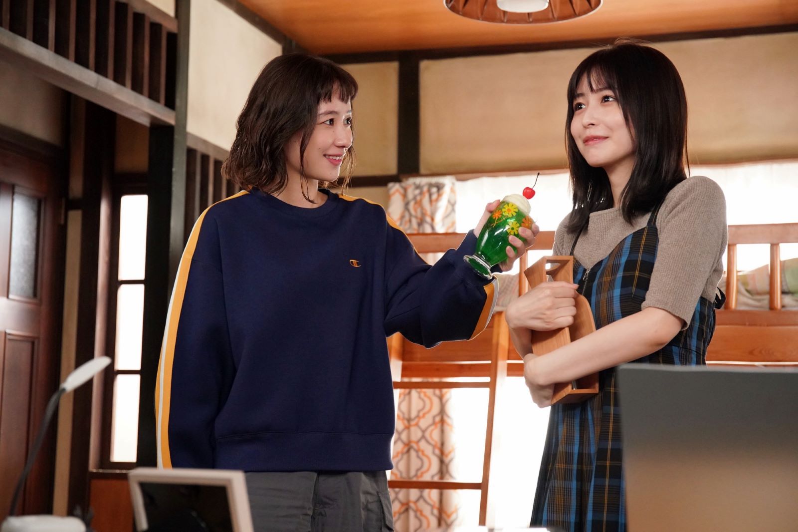『若草物語』第2話 次女・涼役の堀田真由と、三女・衿役の長濱ねる