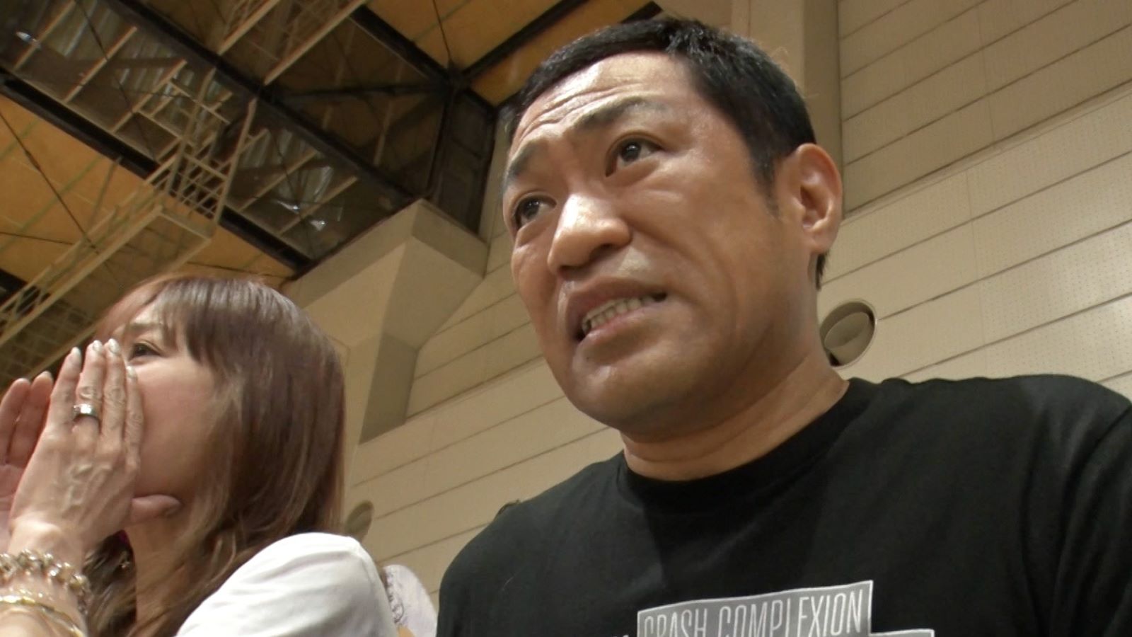 客席から応援するはなわ(右)と妻・智子さん(左)
