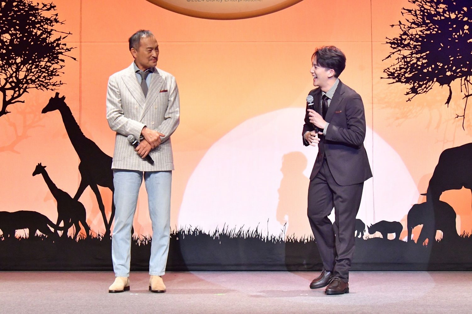 俳優の渡辺謙と、歌舞伎役者で俳優の 尾上右近