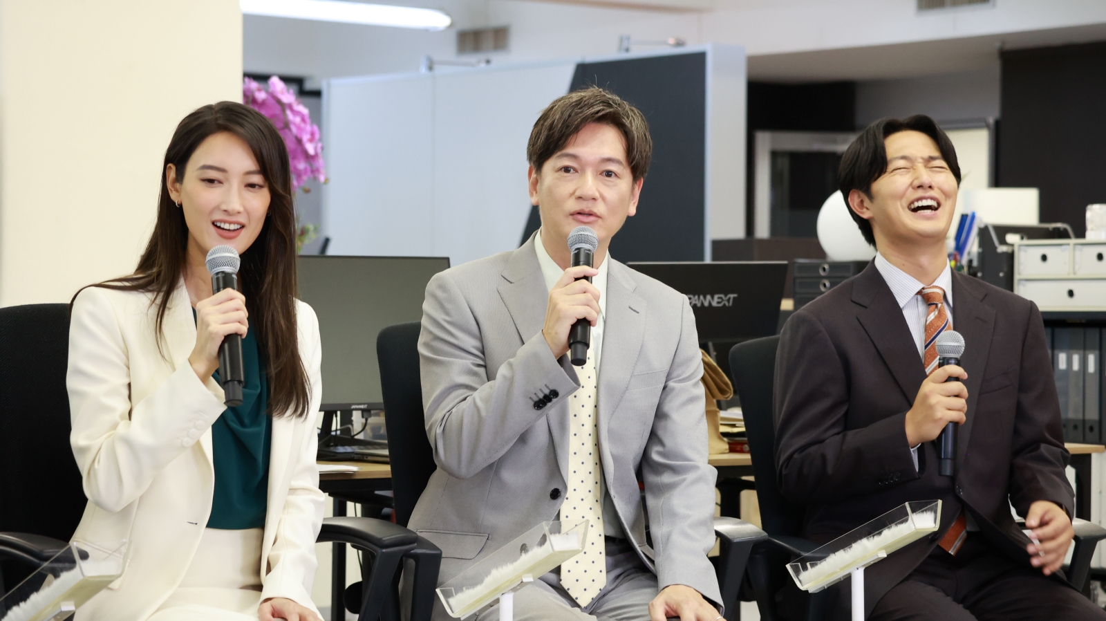 金曜ナイトドラマ『無能の鷹』囲み取材会 井浦新(中央)の“無能エピソード”に菜々緒(左)も工藤阿須加(右)も爆笑