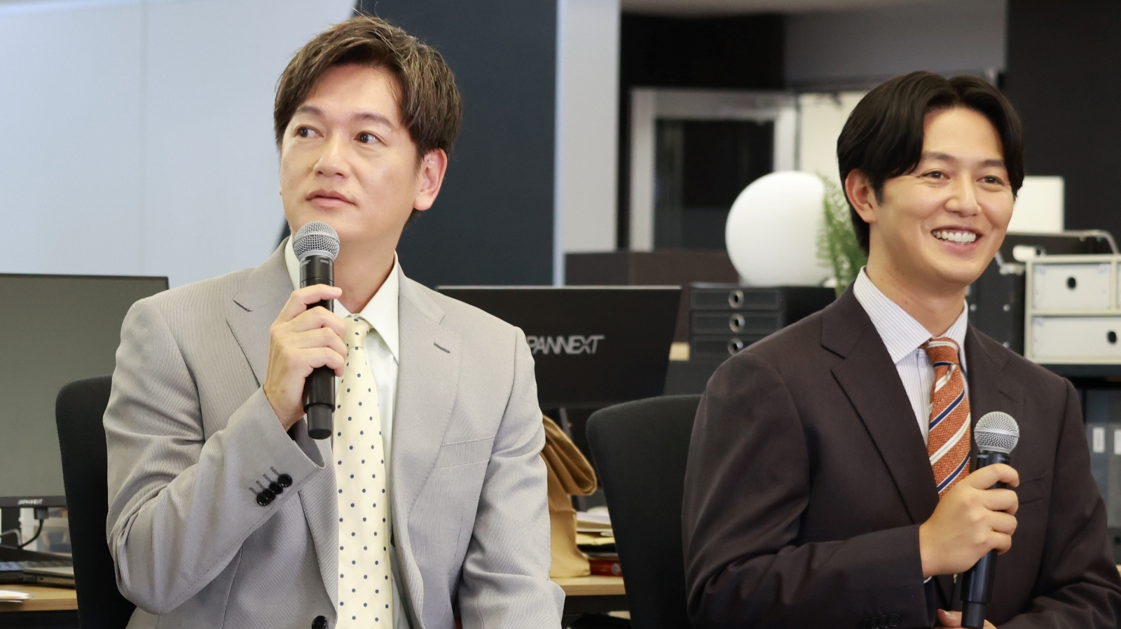金曜ナイトドラマ『無能の鷹』囲み取材会 左から井浦新、工藤阿須加